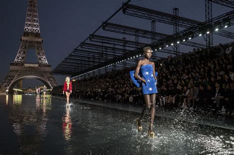 Les images du défilé Yves Saint Laurent au pied de la Tour Eiffel 